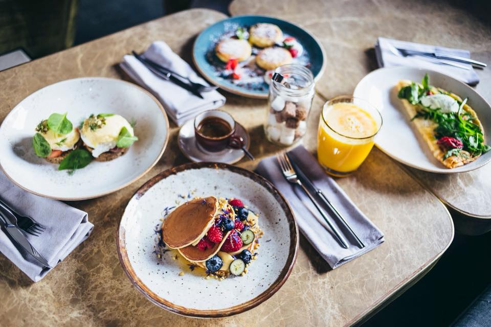 15 Kitchen + Bar 15 Kitchen + Bar