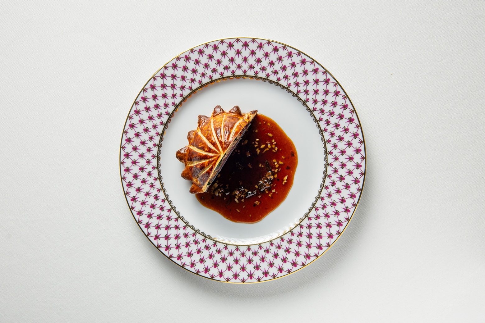 Drevå_Веллингтон_Олень, фуа-гра, марокканский лук, соус Périgourdine 2.jpg